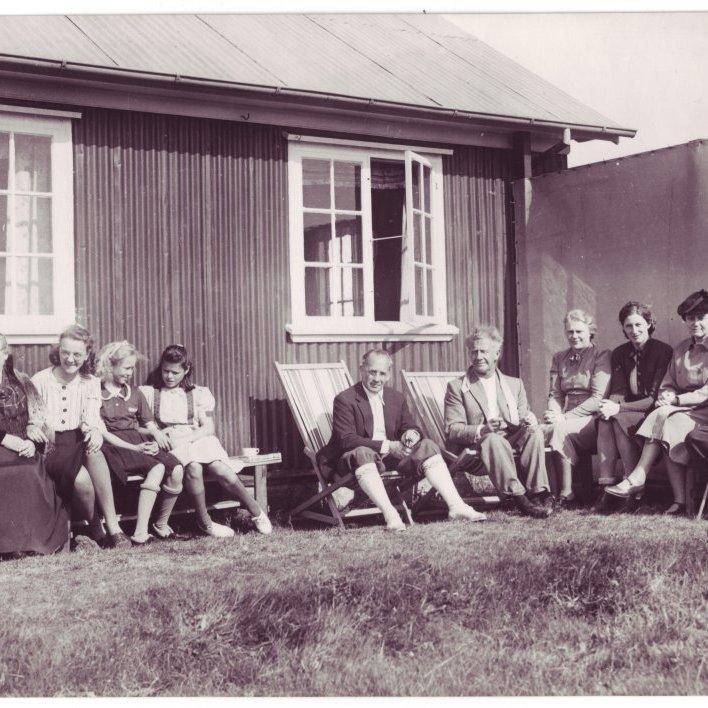 Veiðihúsið við Haffjarðará um 1940. Frá vinstri: Margrét Þorbjörg, systurnar Margrét Louise og Sigríður Kjartansdætur Thors, Þórunn Sigurðardóttir vinkona Sigríðar, Kjartan, Ólafur, Ingibjörg, óþekkt kona, Ágústa Björnsdóttir og Thor Jensen.