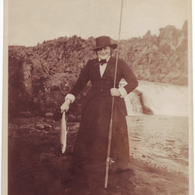 Ingibjörg Thors með feng úr ánni.