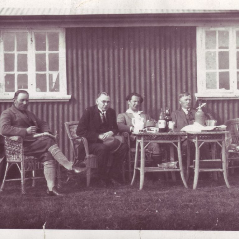 Veiðihúsið við Haffjarðará um 1920.  Frá vinstri: Helgi á Vogi, Gunnlaugur Claessen (?), Ólafur Thors og óþekktur maður.
