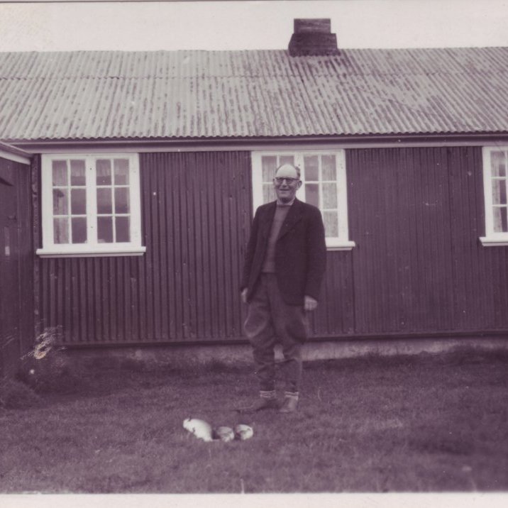 Helgi á Vogi við veiðhúsið, um 1920.