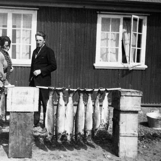 Um 1930. Jóna og Richard Thors huga að veiði dagsins við Haffjarðará.