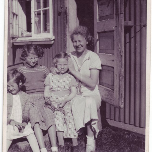 Á tröppum veiðihússins við Haffjarðará um 1936. Sigríður Kjartansdóttir Thors (líklega) og þá systurnar Ingibjörg, Margrét og Marta Ólafsdætur Thors.