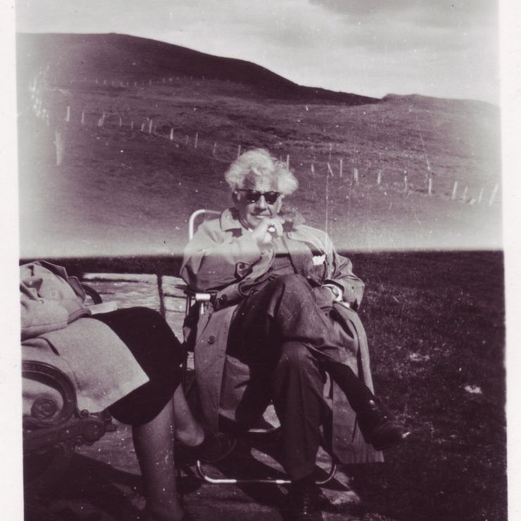 Ólafur Thors slakar á með vindil við Haffjarðará.