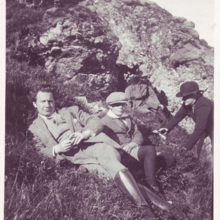 Bræðurnir Ólafur og Thor Thors hvíla sig í brekku við Haffjarðará. Á á bak við þá sést í Ingibjörgu Thors.