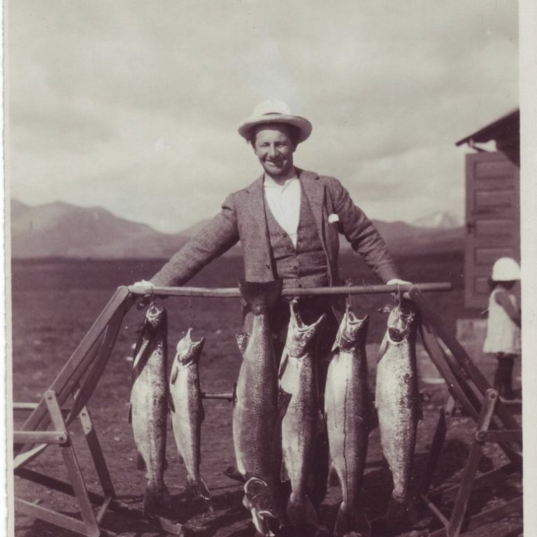 Ólafur Thors stillir feng milli sólstóla á Haffjarðará um 1930.