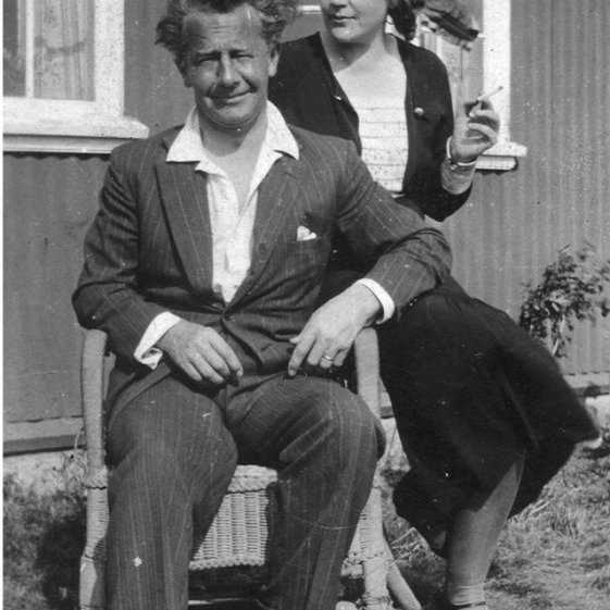 Um 1930. Ingibjörg og Ólafur Thors við veiðihúsið.