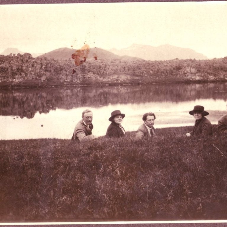 Á bakka Haffjarðarár um 1920. Frá vinstri: óþekktur maður, Ingibjörg og Ólafur Thors; Ágústa Björnsdóttir Thors og Kjartan Thors.