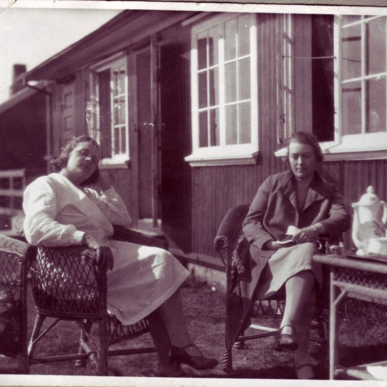 Við Haffjarðará um 1920. Svilkonurnar Ingibjörg Thors og Ágústa Björnsdóttir Thors.