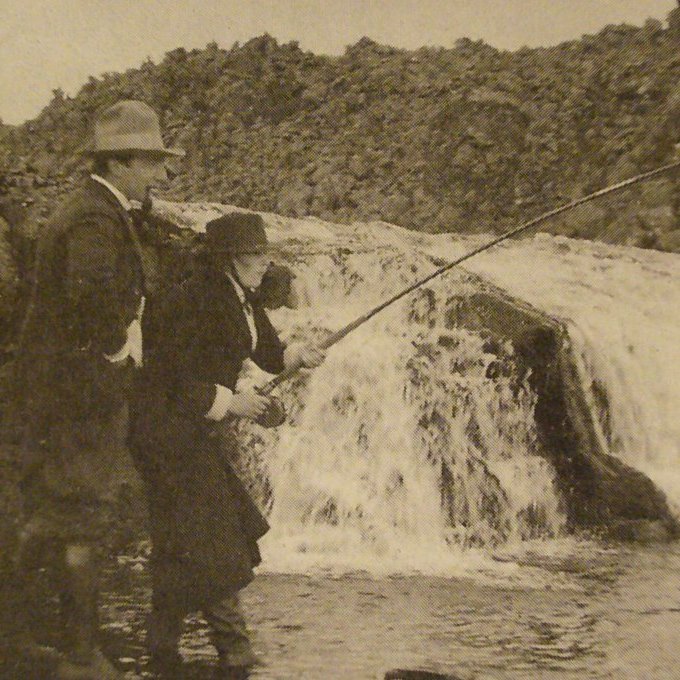 Um 1920. Ingibjörg Thors með lax á önglinum, Ólafur Thors fylgist með.