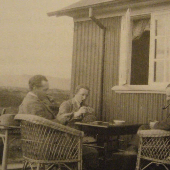 Um 1920. Tekið í spil undir húsveggnum við Haffjarðará. Frá vinstri: Thorsi litli, Kjartan Thors, Richard Thors og Helgi Árnason á Vogi.
