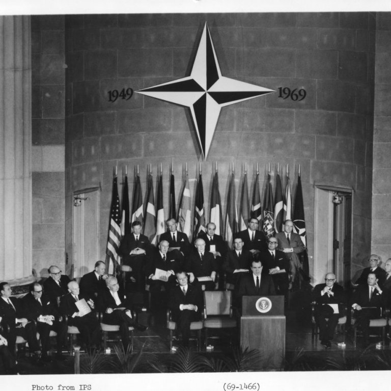 20 ára afmæli NATO árið 1969- Nixon Bandaríkjaforseti vottar Bjarna Benediktssyni  virðingu sína þar sem hann var einn fimmmenninganna sem upphaflega undirrituðu sáttmálann(Ljósmynd © IPS)