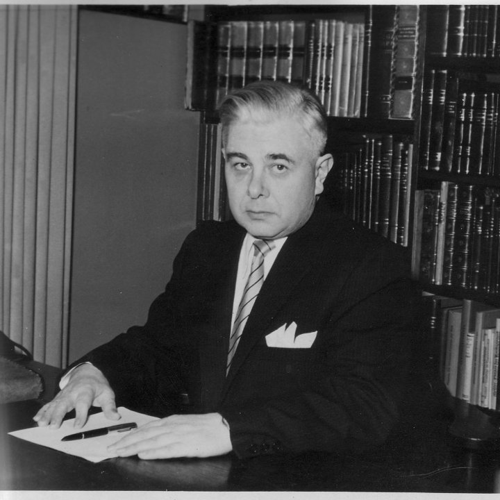 Bjarni Ben á skrifstofunni í Háuhlíð