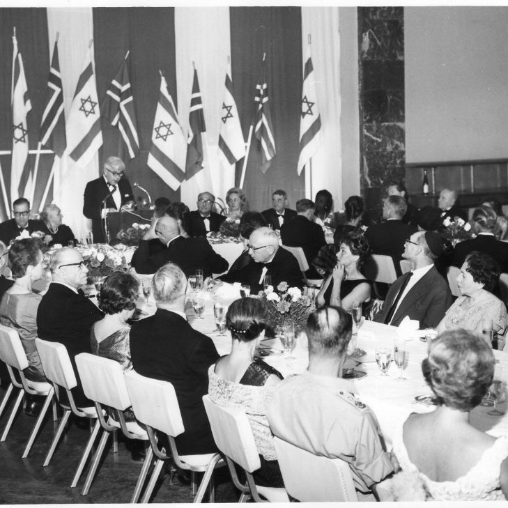 Bjarni Ben í ræðustól í Ísrael