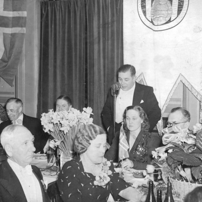 Bjarni heldur ræðu