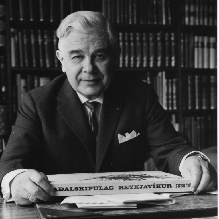Bjarni með Aðalskipulag Reykjavíkur 1962