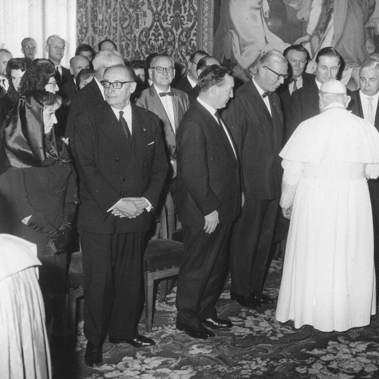 Bjarni ræðir ásamt fleirum við páfann