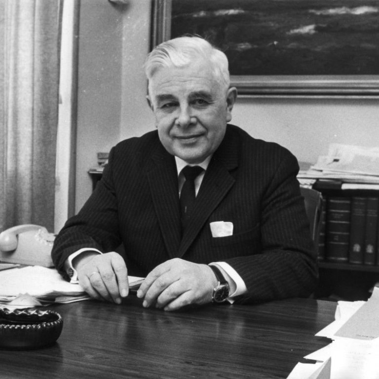 Bjarni við skrifborð