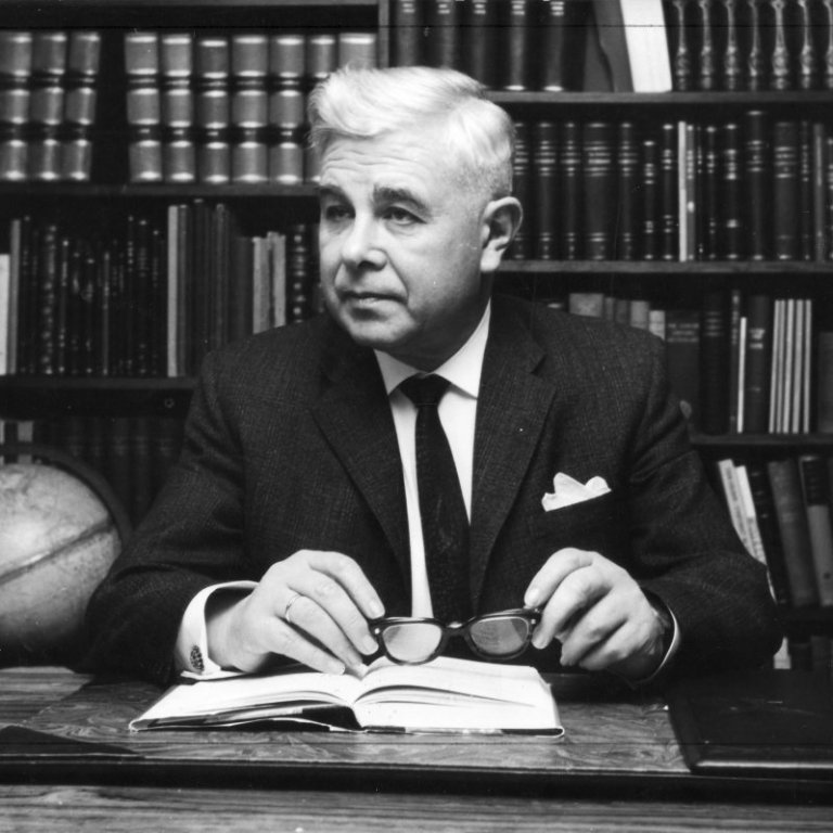 Bjarni við skrifborð