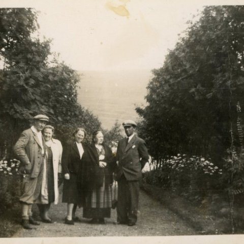 Meyvant Sigurðsson er að öllum líkindum lengst t.h. og talið að eiginkona hans Björg María Elísabet Jónsdóttir sé önnur f.h. á myndinni,  án árs.  Borgarskjalasafn Reykjavíkur. 