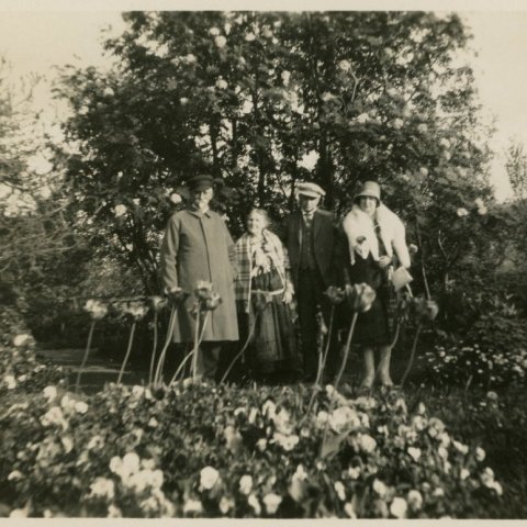 Í garðinum á Akureyri. Talið f.v. séra Ólafur Ólafsson; Guðríður Guðmundsdóttir, kona séra Ólafs; Guðmundur Ólafsson, hæstaréttarlögmaður og Sigríður Grímsdóttir, kona Guðmundar. Án árs. Borgarskjalasafn Reykjavíkur. 