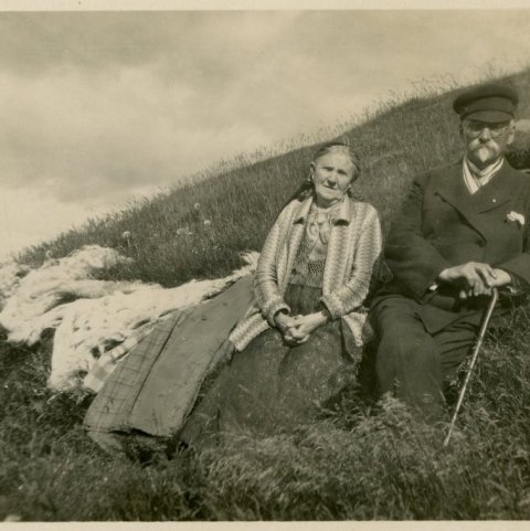 Hjónin Guðríður Guðmundsdóttir og séra Ólafur Ólafsson við Þrastarhól, í Möðruvallasókn Eyjafjarðarsýslu, fæðingarstað Guðríðar. Borgarskjalasafn Reykjavíkur. 