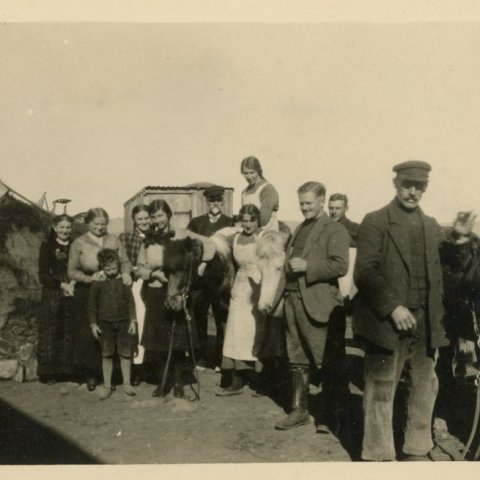 Fólk og börn með séra Ólafi Ólafssyni í Arnarbælishverfi, Ölfusi, árið 1927. Borgarskjalasafn Reykjavíkur. 
