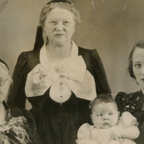 Myndin er merkt „Fjórir ættliðir. Talið f.v. Þórunn Bjarnadóttir (f. 1860 - d. 1961) , Björg María Elísabet Jónsdóttir (f. 1891 - d. 1974), Sigrún Guðnadóttir (f. 1935 - d. 2011) og Þórunn Meyvantsdóttir (f. 1914 - d. 1981) .