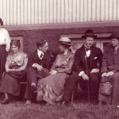 Þeir Ólafur og Kjartan bróðir hans -- sem var nánastur honum af systkinunum og næstur honum að aldri -- giftu sig sama daginn. Efndu þeir til bræðrabrúðkaupsins á 52. afmælisdegi föður síns, Thor Jensens útgerðarmanns. Mynd: Sumarið 1916. Frá vinstri: Kristjana systir Ólafs, óþekkt kona, Kjartan og kona hans Ágústa Björnsdóttir, Ólafur og  Ingibjörg.