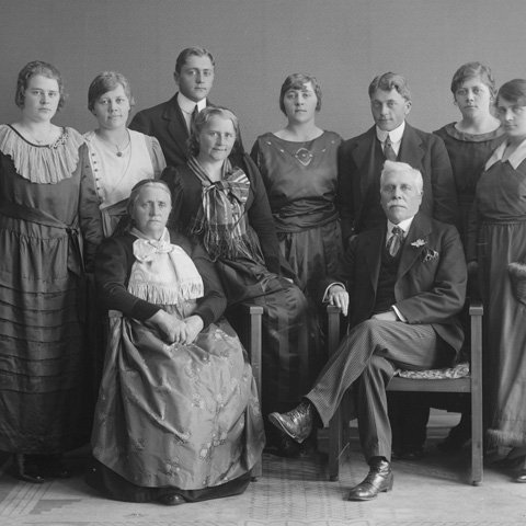 Ingibjörg ólst upp á einu frjóasta menningarheimili Reykjavíkur. Indriði Einarsson faðir hennar, hagfræðingur og skrifstofustjóri í Stjórnarráðinu, var mikill áhrifamaður í íslensku leikhúsi, bæði sem leikstjóri og leikskáld. Móðirin, Marta María, var mjög músíkölsk, spilaði á klassískan gítar og æfði börnin í fjölradda söng, dóttir Péturs Guðjohnsens dómorganista, alþingismanns og frumkvöðuls í tónlistarmenntun á Íslandi á 19.öld. Mynd: Indriði Einarsson og Marta María Guðjohnsen ásamt börnum sínum (frá vinstri): Ingibjörg, Emilía, Gunnar, Eufemía, Lára, Einar, Marta og Guðrún.