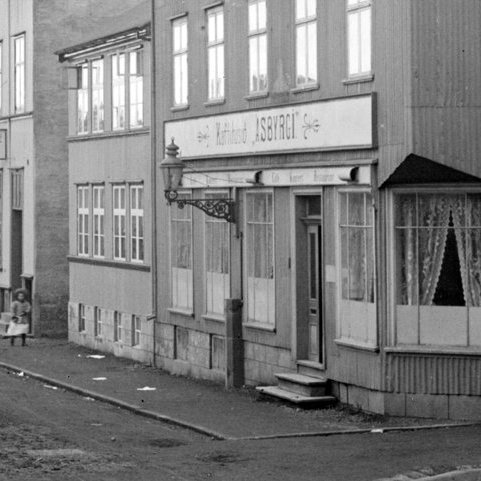 Ungu hjónin byrjuðu búskap sinn í lítilli íbúð í Austurstræti, en fluttu fljótlega á efri hæð hússins að Kirkjustræti 4. Á jarðhæðinni var Ásbyrgi, fyrsta kaffihúsið í Reykjavík sem bauð upp á lifandi tónlist á kvöldin. Mynd: Ásbyrgi stóð á horninu á Kirkjustræti og Tjarnargötu. Lengst til hægri á myndinni sést glytta í Herkastalann.