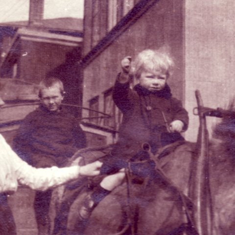 Haustið 1916 eignuðust Ingibjörg og Ólafur fyrsta barn sitt, dreng sem skírður var Thor Jensen í höfuðið á afa sínum. Thor litli gekk alltaf undir gælunafninu Thorsi. Mynd: Ingibjörg og Thorsi ásamt óþekktum pilti.