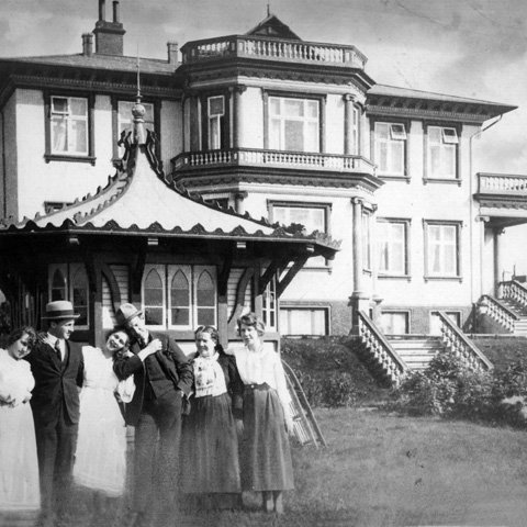 Villa Thors Jensens við Fríkirkjuveg stóð svo að segja í túnfætinum á Grundarstígshúsinu. Þar tók ættmóðirin, Margrét Þorbjörg, á móti öllum hópnum í mat á sunnudögum – börnum þeirra Thors, tengdabörnum og barnabörnum.  Þetta var samhent fjölskylda mikilla atorkumanna. Mynd:  Börn Margrétar Þorbjargar og Thors Jensens ásamt móður sinni við lystihúsið í garði Fríkirkjuvegar 11. Frá vinstri: Kristín, Kjartan, Margrét, Haukur, Margrét Þorbjörg og Kristjana.