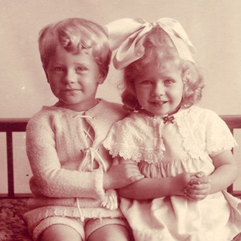 Sama ár og Ólafur og Ingibjörg fluttu í stóra fjölskylduhúsið við Grundarstíg eignaðist Thorsi litla systur. Var hún skírð Marta eftir móðurömmu sinni.