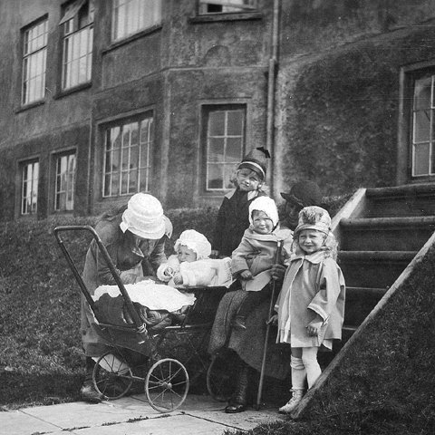 Thorsi og Marta ólust upp í glaðværum hópi frændsystkina á svipuðu reki. Mynd: Við Grundarstíg 24, Ágústa, kona Kjartans, situr í tröppunum með Hrafnhildi dóttur sína í fanginu. Vinstra megin er elsta dóttir hennar Margrét Louise og til hægri er Marta litla Thors.