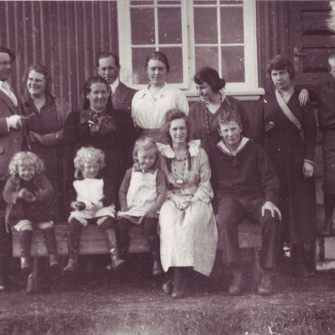 Um 1920 byggði Thor Jensen tvo veiðiskála við Haffjarðará á Snæfellsnesi. Þar var fjölmennt á sumrin þegar börnin, tengdabörn og barnabörn komu til dvalar. Mynd: Aftari röð frá vinstri: Ólafur, Ingibjörg, Margrét Þorbjörg, Kjartan og Ágústa kona hans, þá systkinin Kristín, Kristjana og Hilmar Thors. Sitjandi frá vinstri: Marta og Thorsi, Margrét Louise, systkinin Margrét og Lorentz Thors.