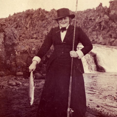 Thor Jensen hafði keypt Haffjarðará um 1910 og friðað hana fyrir veiði; tíu árum síðar var hún orðin ein af fengsælustu laxveiðiám landsins. Thorsfeðgar buðu oft viðskiptavinum, innlendum og erlendum, í veiði með sér. Mynd: Ingibjörg Thors ánægð með fenginn.