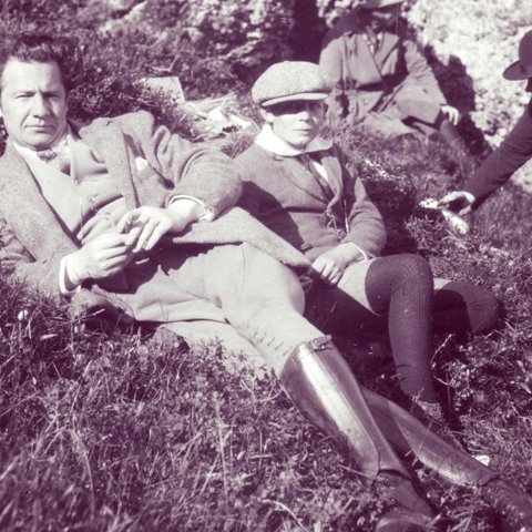 Bræðurnir höfðu góða reiðskjóta til taks við Haffjarðará og riðu út á hverjum degi, bæði upp með ánni og niður á Löngufjörur, einhverja fegurstu reiðleið á Íslandi. Mynd: Slakað á við Haffjarðará. Drengurinn við hlið Ólafs er Thor bróðir hans, sem síðar varð sendiherra Íslands í Washington.