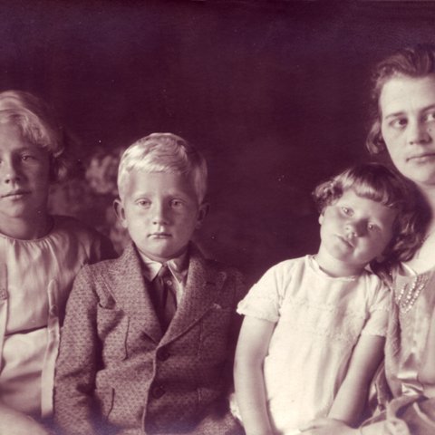 Árið eftir að Thor litli dó eignuðust þau Ólafur og Ingibjörg dreng sem þau nefndu líka Thor. Þrem árum síðar, 1924, fæddist þeim dóttirin Ingibjörg. Mynd: Ingibjörg Thors og börnin um 1928. Marta, Thor og Ingibjörg í fangi móður sinnar.