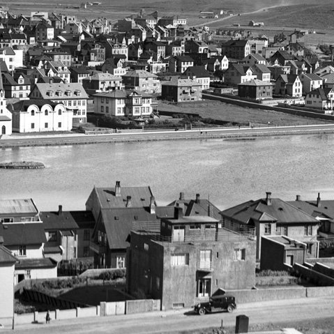 Ólafur fékk lóð við Garðastræti og réð skólabróður sinn, Sigurð Guðmundsson arkitekt til að teikna einbýlishús fyrir fjölskyldu sína. Þetta var fyrsta íslenska húsið í fúnkis-stíl og tímamótaverk í íslenskri byggingarsögu. Mynd: Garðastræti 41 nýbyggt 1930. Húsinu var mikið breytt eftir eigendaskipti á sjöunda áratugnum og er nú nær óþekkjanlegt.
