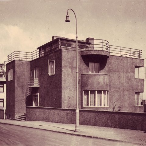 Þetta voru mikil umskipti fyrir fjölskylduna. Ólafur eignaðist í fyrsta sinn rúmgóða skrifstofu, sem kölluð var „kontórinn“ og lét umsvifalaust leggja þangað tvo síma. Ingibjörg, sem hafði mikið yndi af því að spila á píanó, eignaðist flygil og valdi honum heiðursstað við bogagluggann í dagstofunni.