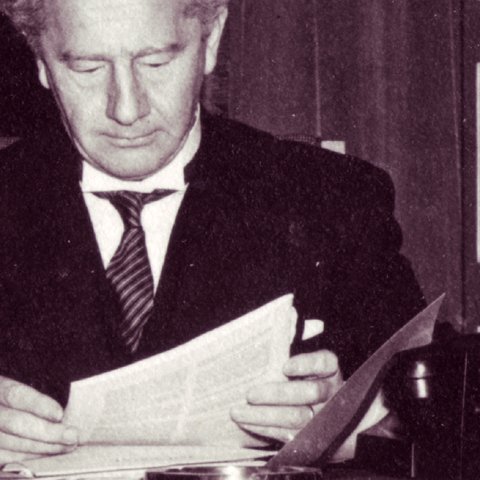 Annir sóttu að Ólafi sem aldrei fyrr. Talaði hann gjarnan í tvo síma í einu á kontórnum. Vinir og samstarfsmenn þurftu oft að bíða eftir áheyrn löngum stundum – og jafnvel ganga um gólf með yngsta barnið á meðan og gefa því pela.