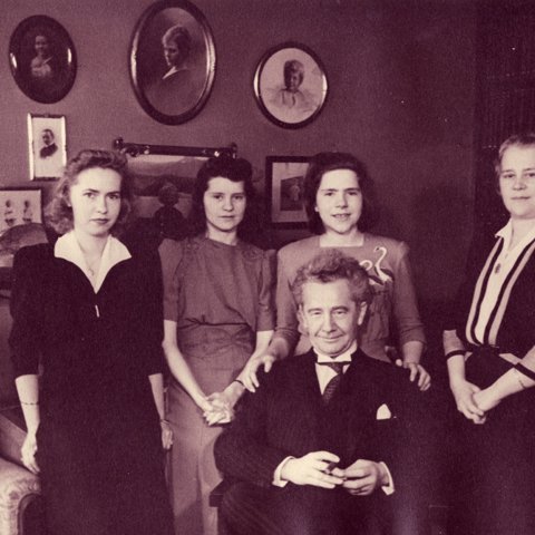 Ólafur og Ingibjörg bjuggu í Garðastræti þar til hann lést 1964, síðustu árin ein. Marta varð fyrst til að hleypa heimdraganum þegar hún fór til náms í Vínarborg  18 ára gömul. Thor fór einnig utan til náms í Bandaríkjunum, Ingibjörg giftist árið 1944 Þorsteini Gíslasyni og bjuggu þau lengst af í Bandaríkjunum. Síðust úr hreiðrinu var Margrét, þegar hún giftist Þorsteini E. Jónssyni 1951. Mynd: Ólafur með nánustu fjölskyldu á kontórnum í Garðastræti um 1943. Frá vinstri: Tengdadóttirin Stefanía Bjarnadóttir, systurnar Ingibjörg og Margrét, og Ingibjörg kona Ólafs. Sonurinn Thor og elsta dóttirin Marta voru bæði í Bandaríkjunum á þessum tíma.