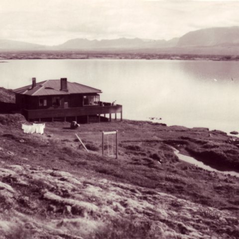 Börnin voru nær uppkomin þegar Ólafur og Ingibjörg réðust í að byggja sér sumarbústað við Þingvallavatn.  Var hann nefndur Elliði eftir fæðingarstað móður Ólafs á Snæfellsnesi. Eitt fyrsta verk þeirra var að láta leggja þangað síma.