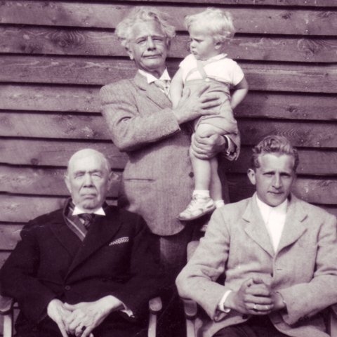 Í Elliða var nægt rými til að taka á móti gestum til lengri eða skemmri dvalar. Fjölskyldan safnaðist þar saman og tengdist staðnum sterkum böndum. Mynd: Fjórar kynslóðir í Elliða. Ólafur heldur á sonarsyni sínum og nafna. Sitjandi eru Thor Jensen og Thor Ó. Thors.