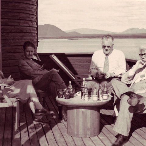 Stutt var að fara frá Reykjavík og auðvelt að fara á milli, enda sóttu margir vinir þau heim í Elliða. Mynd: Eftirmiðdagur á svölum Elliða um 1957. Phyllis Lökvik, Pétur Benediktsson tengdasonur, Ole Lökvik saltfiskkaupmaður og ræðismaður Íslendinga á Spáni og Ólafur Thors.