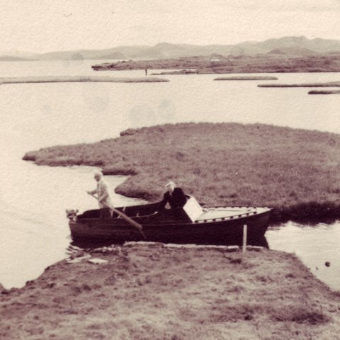 Staðhættir bjóða ekki upp á að lagður sé vegur að Elliða; síðasta spölinn verður að fara á bát. Ólafur og Ingibjörg settu þennan farartálma ekki fyrir sig. Ólafur hafði líka gaman af því að fara í langferðir á bátnum um vatnið, einn síns liðs.