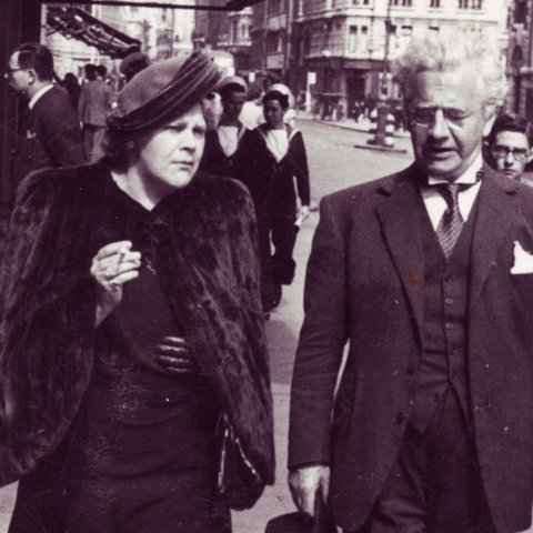 Ólafur og Ingibjörg voru ekki gefin fyrir að fara í frí til útlanda, nema helst til að heimsækja dætur sínar sem bjuggu lengi erlendis. Mynd: Á götu  í París 1951.