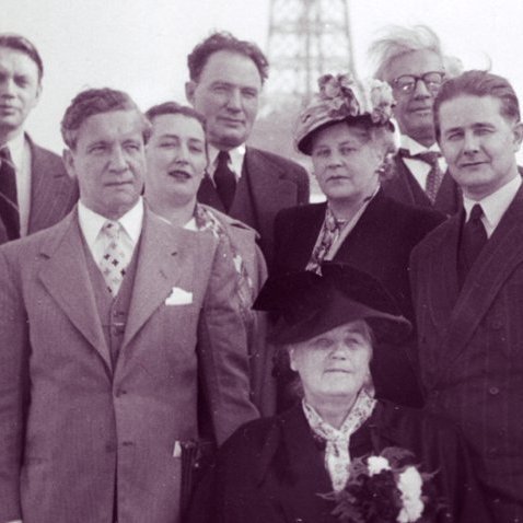 Flestar utanlandsferðir Ólafs voru í opinberum erindum, sem stundum leiddu fjölskylduna saman, eins og þegar Alsherjarþing Sameinuðu þjóðanna  var haldið í París 1948. Mynd: Í París 1948. Fremst situr frú Georgia Björnson forsetafrú. Standandi (frá vinstri): Bjarni Guðmundsson blaðafulltrúi, Thor Thors (bróðir Ólafs) sendiherra í Washington og fastafulltrúi á Allsherjarþinginu, Magnea Magnúsdóttir, Hermann Jónasson, Ingibjörg og Ólafur Thors og tengdasonur þeirra Pétur Benediktsson sendiherra í París.