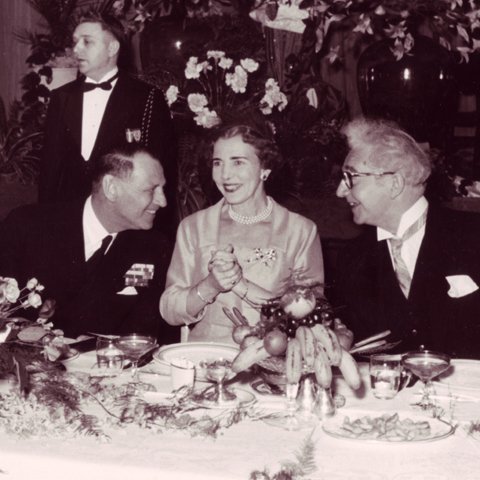 Þótt Ólafur væri hrókur alls fagnaðar og virtist geta talað áreynslulaust við hvern mann, var hann í raun feiminn. Að öllu jöfnu reyndi hann að komast hjá því að sækja opinberar veislur. Á kosningaferðum var illmögulegt að koma honum heim á bæi, sögðu samherjar hans. Mynd: Í veislu til heiðurs Friðriki Danakonungi og Ingiríði drottningu 1958.