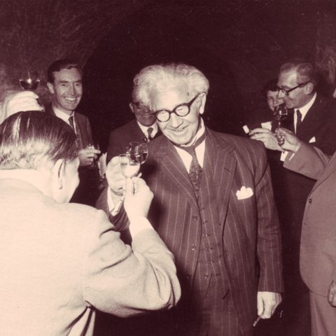 Ólafur var bóngóður maður.  „Fólk var viðstöðulaust að bera eitthvað undir hann, leita ráða hjá honum,“ segir Kristján Albertsson rithöfundur. „Hann var afskaplega hjálpsamur maður, greiðvikinn að skrifa á víxla fyrir menn og ráða fram úr vandræðum þeirra, - taka á sig áhyggjur þeirra.“